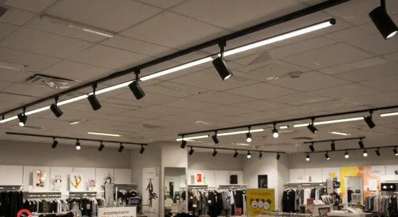 Zoomable Dimmable Track Light for Adjustable Retail Spot Lighting